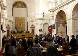 El Pleno del Parlamento de Andaluca guarda un minuto de silencio en memoria de Mara Victoria del Valle, Julio Vzquez, Javier Navascus y Josefina Samper