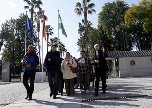 Juan Pablo Durn acompaa a los primeros visitantes de la Jornada de Puertas Abiertas con motivo del Da de Andaluca