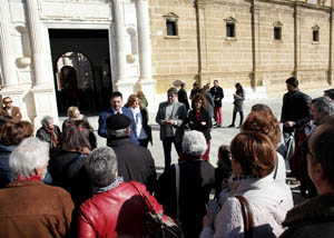 Un grupo de visitantes recibe explicaciones en la fachada del Parlamento acompaados del vicepresidente tercero de la Mesa y la portavoz adjunta del Grupo Podemos