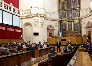 Juan Pablo Durn explica el funcionamiento del Pleno del Parlamento a la primera visita de la jornada