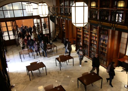 Un grupo de visitantes recorre la biblioteca del Parlamento
