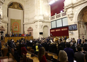 La Banda Municipal de Sevilla interpret el himno de Andaluca en el interior del Saln de Plenos