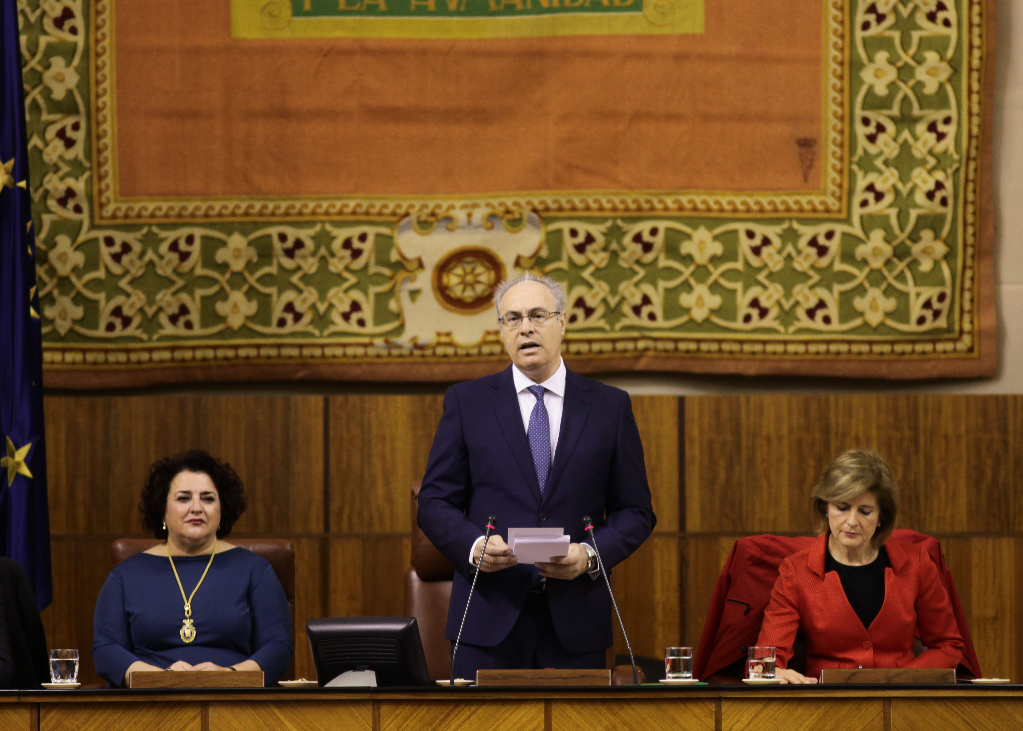 El presidente del Parlamento, Juan Pablo Durn, pronuncia su discurso flanqueado por las vicepresidentas primera y segunda de la Mesa
