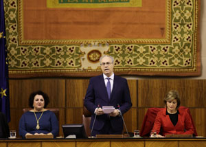 El presidente del Parlamento, Juan Pablo Durn, pronuncia su discurso flanqueado por las vicepresidentas primera y segunda de la Mesa