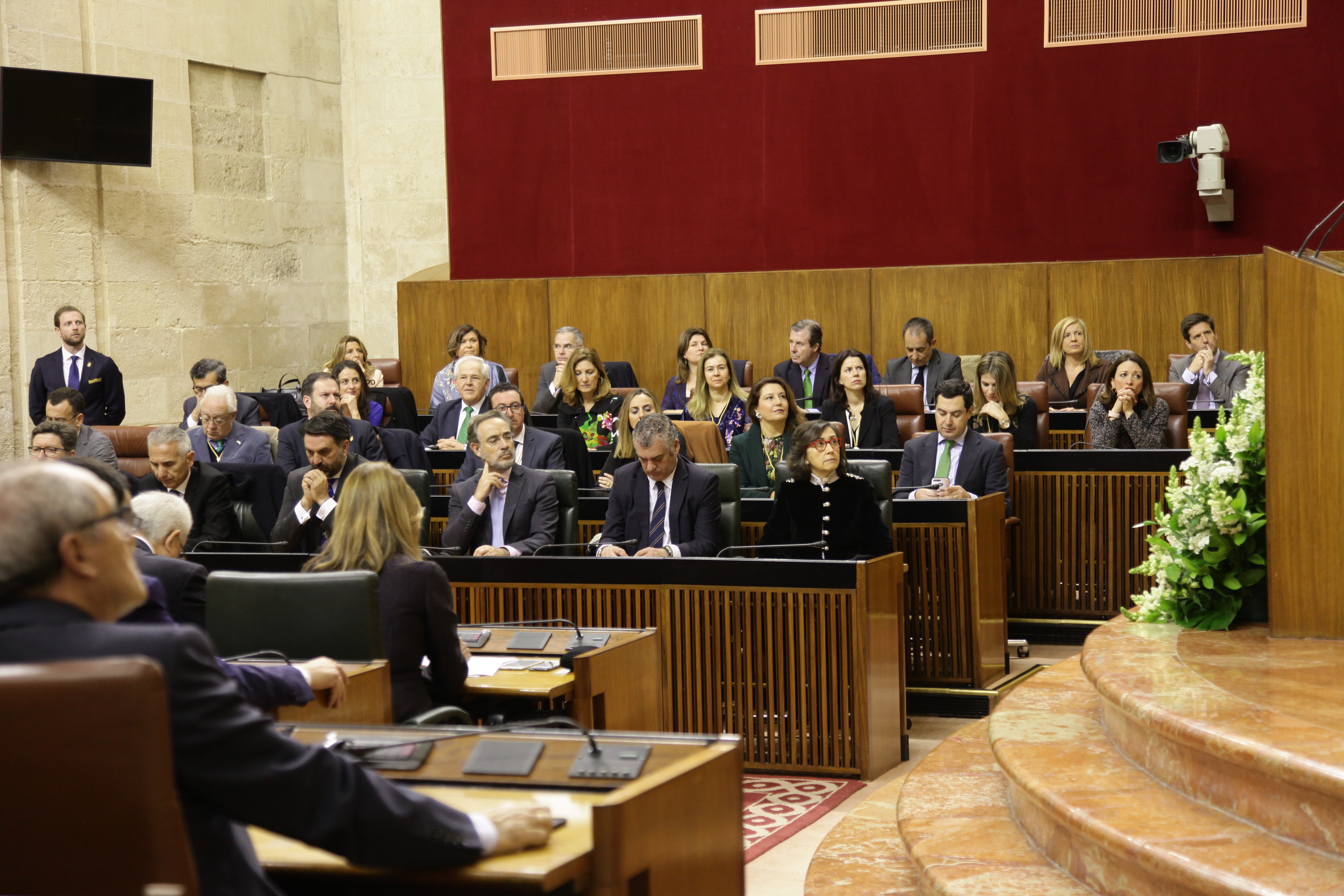 Miembros del Gobierno y del Grupo Popular escuchan al presidente del Parlamento