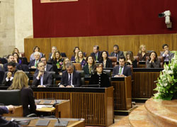 Miembros del Gobierno y del Grupo Popular escuchan al presidente del Parlamento