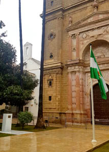 La bandera de Andaluca, izada en el Patio del Recibimiento frente al busto de Blas Infante