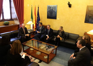 El presidente del Parlamento, Juan Pablo Durn, conversa en el Saln de Protocolo con el presidente y los consejeros de la Cmara de Cuentas