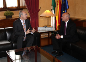 Juan Pablo Durn y Manuel Medina conversan tras la entrega del Informe Anual