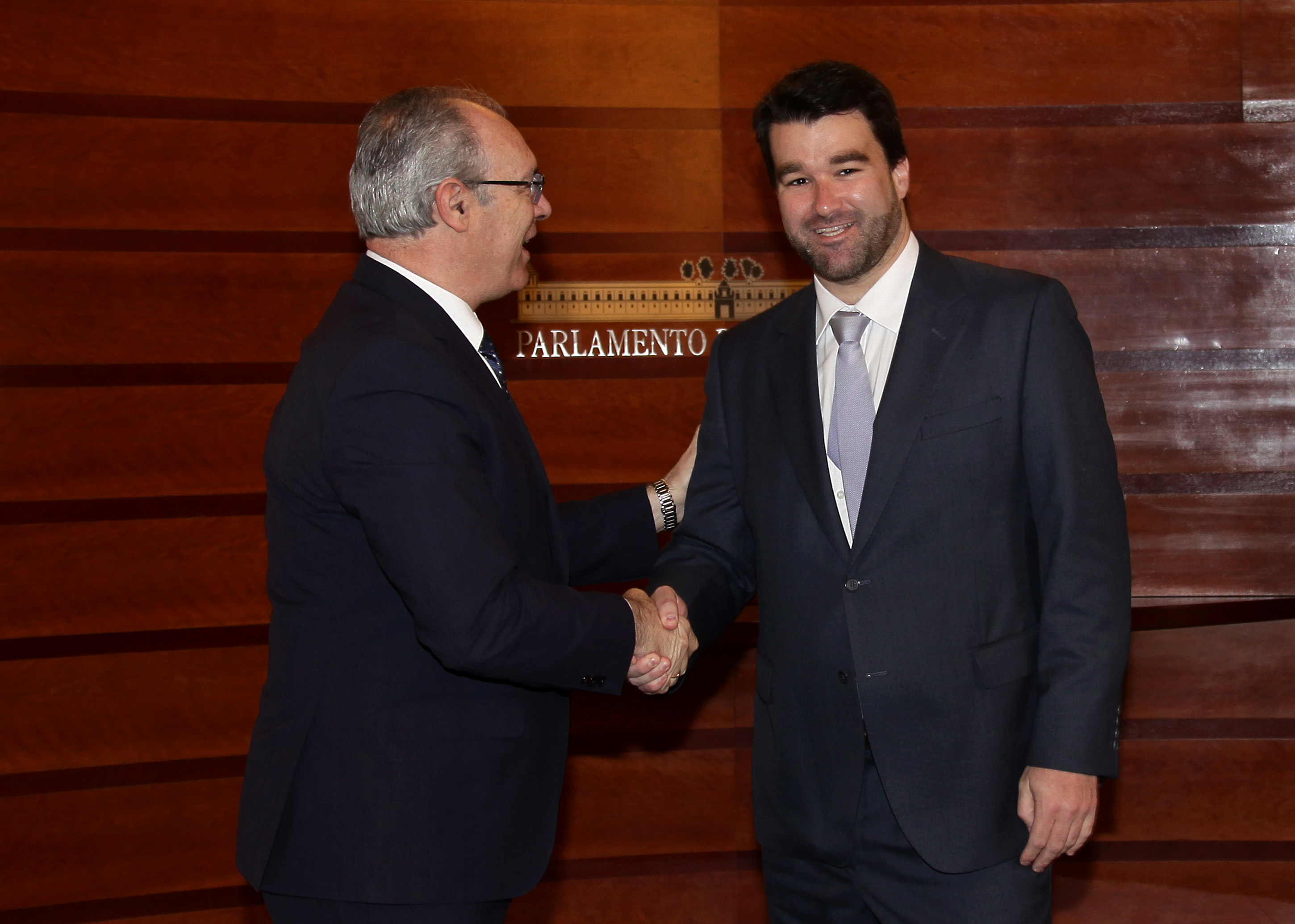 El presidente del Parlamento, Juan Pablo Durn y el cnsul de Portugal, Joao Queirs