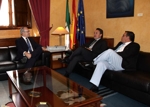 El presidente del Parlamento conversa con el embajador y el cnsul de Cuba