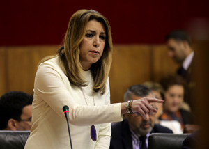 La presidenta de la Junta de Andaluca, Susana Daz, responde a una pregunta de la oposicin en la sesin de control
