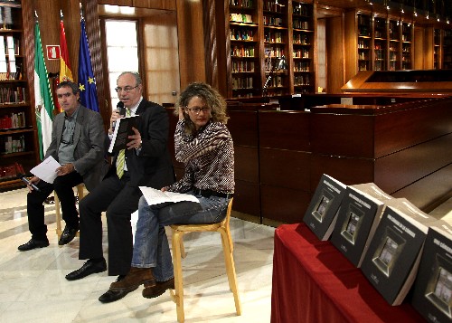 El presidente del Parlamento de Andaluca, Juan Pablo Durn, presenta el libro "Una cmara en la Cmara" junto a sus autores, el periodista Antonio Avendao y la fotoperiodista Laura Len