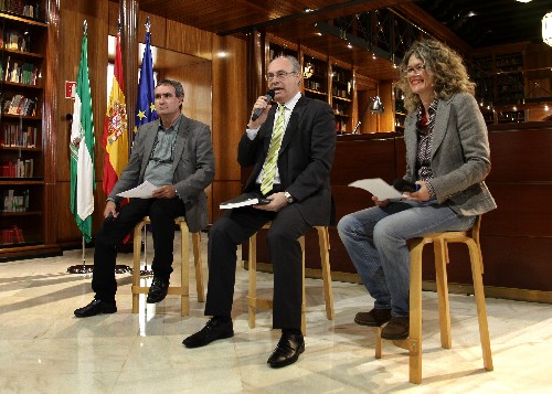Los autores del libro durante su presentacin por parte del presidente del Parlamento andaluz