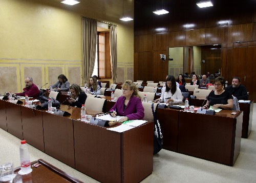 Las diputadas y diputados de la comisin de Educacin durante la intervencin de la consejera