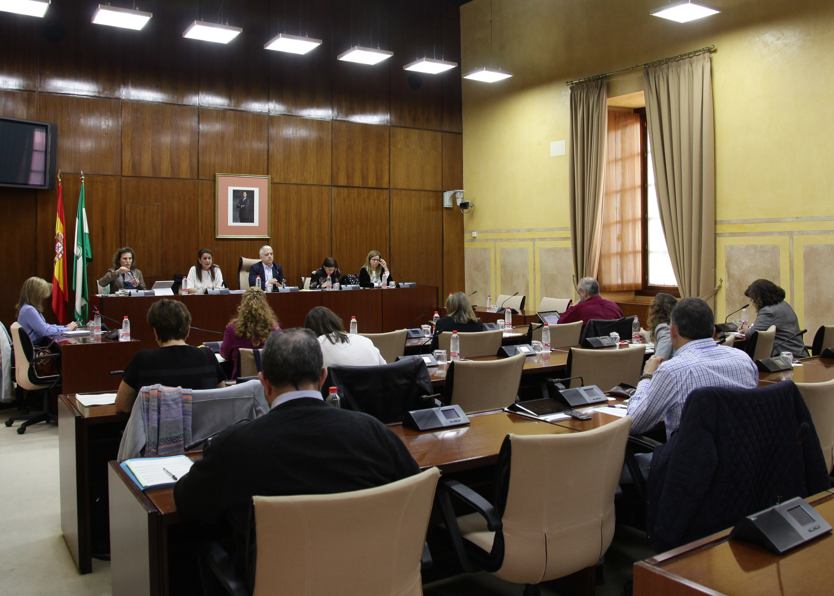 La Mesa de la comisin de Educacin durante la comparecencia de la consejera