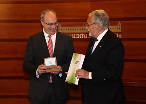 El presidente del Parlamento, Juan Pablo Durn, recibe el Informe Anual 2017 del Defensor del Pueblo Andaluz de manos de su titular, Jess Maeztu