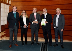 El presidente del Parlamento, con el Defensor del Pueblo Andaluz y sus adjuntos tras la entrega del Informe