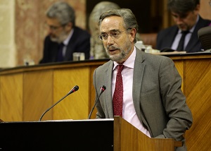 El consejero de Fomento y Vivienda, Felipe Lpez, en el cierre del debate final del proyecto de Ley por la que se establece el derecho de tanteo y retracto en desahucios de viviendas en Andaluca