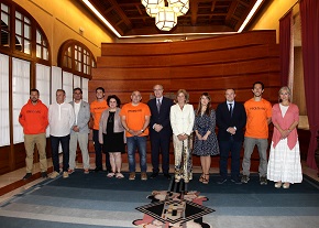 La Mesa del Parlamento, con los bomberos de la ONG Proemaid que fueron juzgados y absueltos la pasada semana en Lesbos por su labor humanitaria