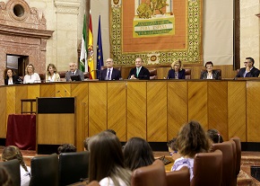 El presidente del Parlamento, Juan Pablo Durn, da la bienvenida a los alumnos que participan en el Pleno organizado por Aldeas Infantiles
