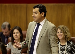 Juan Manuel Moreno, presidente del Grupo Popular, formula una pregunta a la presidenta de la Junta de Andaluca
