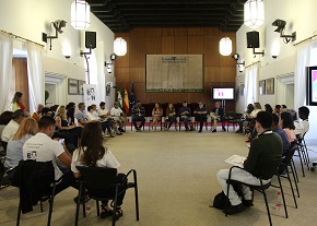 Representantes de los cinco grupos parlamentarios participan en el Encuentro