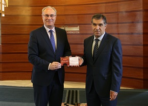 El presidente del Parlamento, Juan Pablo Durn, recibe la Memoria Anual del TSJA de manos de su presidente, Lorenzo del Ro