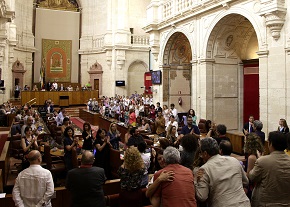  El Pleno del Parlamento aplaude tras la aprobacin de la Ley del Cine de Andaluca
