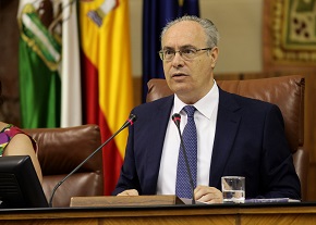   El presidente del Parlamento, Juan Pablo Durn, lee la Declaracin Institucional en defensa del sector de la aceituna negra de mesa