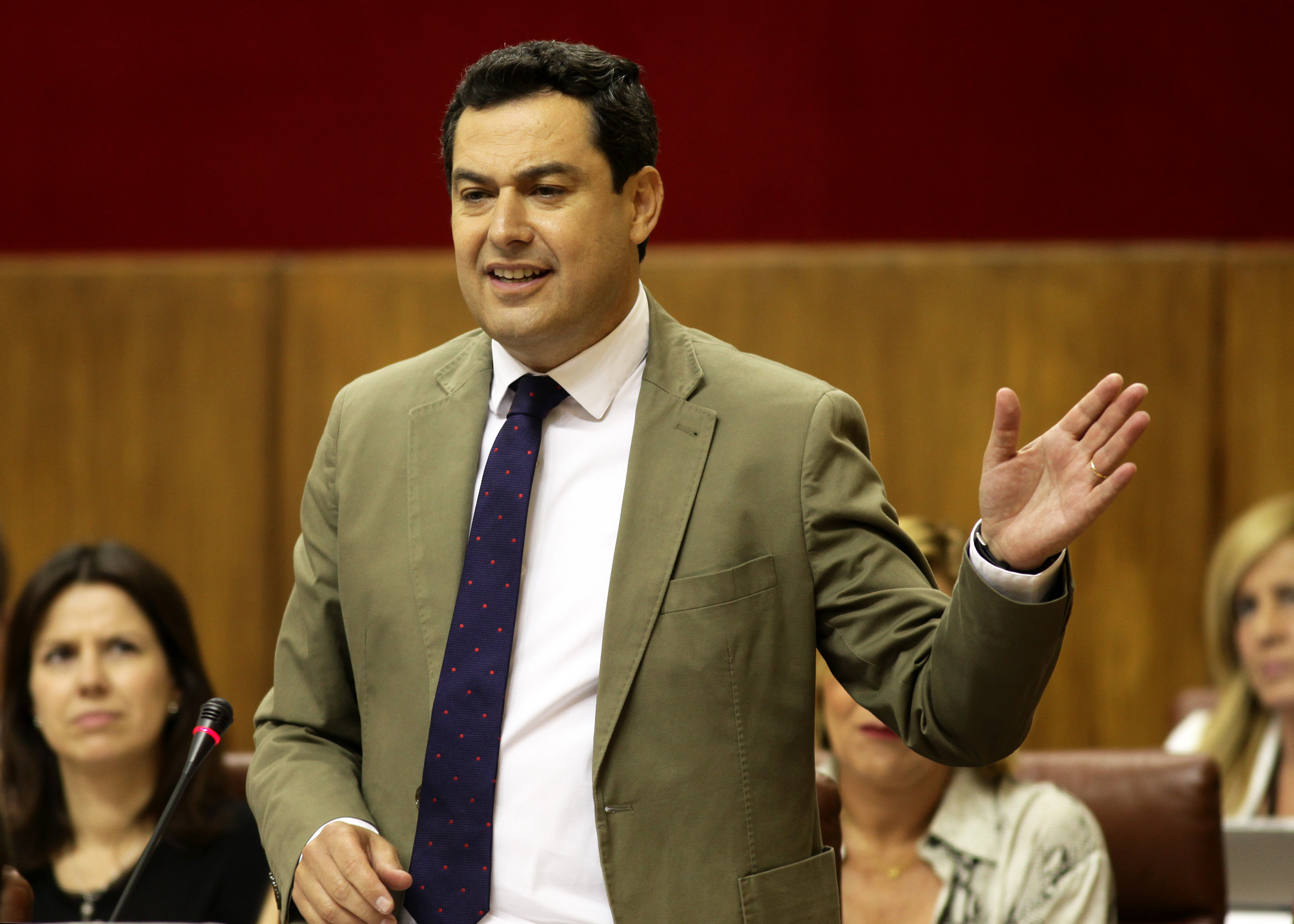 Juanma Moreno, portavoz del Grupo parlamentario Popular, formula su pregunta a la presidenta de la Junta en la sesin de control