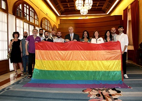    El presidente del Parlamento, Juan Pablo Durn, con los miembros de los colectivos LGTBi en el Saln de Protocolo