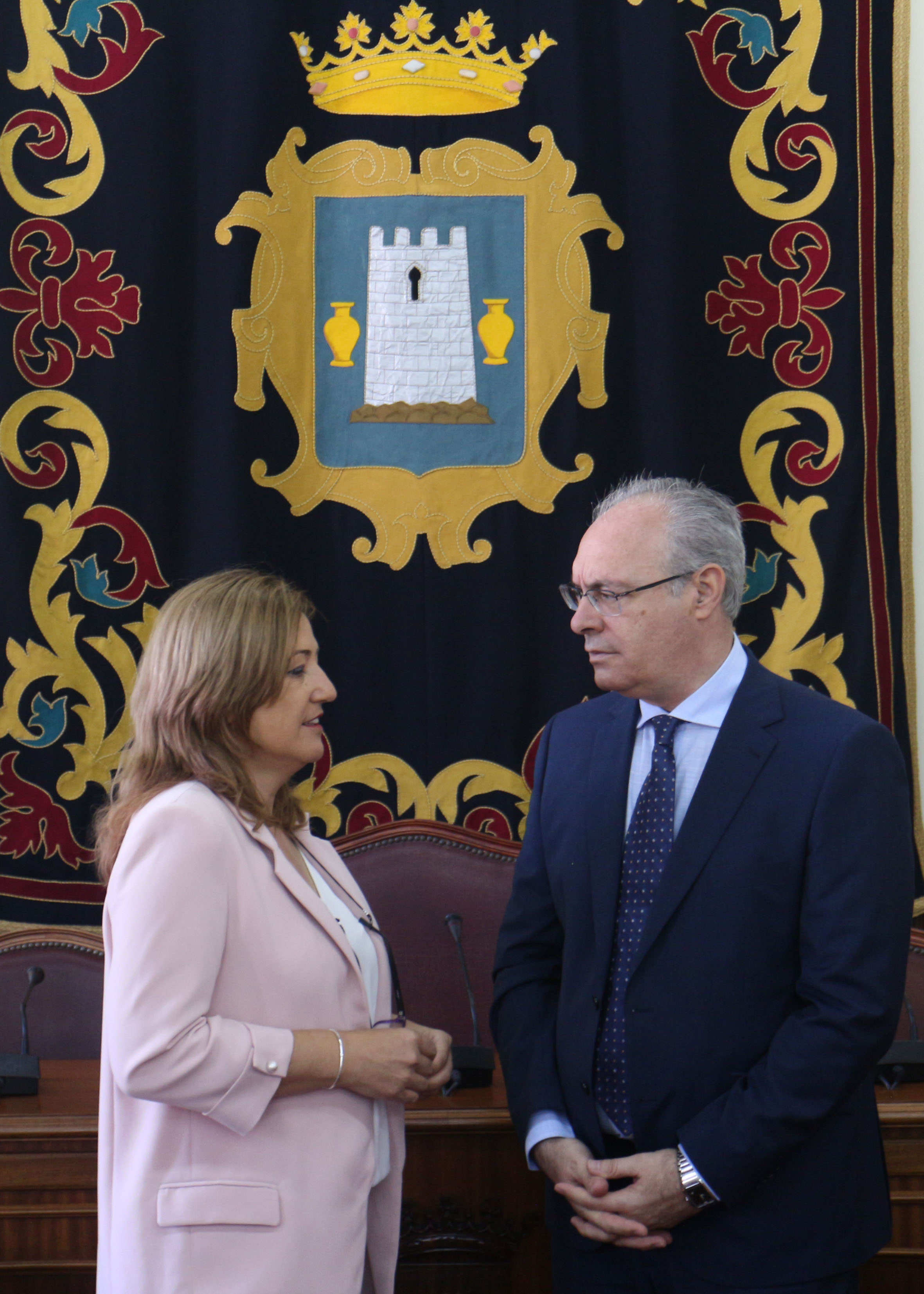 El presidente del Parlamento, Juan Pablo Durn, con la alcaldesa de Njar, Esperanza Prez, en el Ayuntamiento de la localidad almeriense