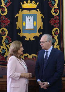El presidente del Parlamento, Juan Pablo Durn, con la alcaldesa de Njar, Esperanza Prez, en el Ayuntamiento de la localidad almeriense