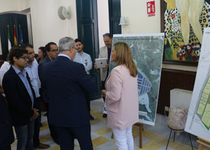 Juan Pablo Durn conversa con concejales del Ayuntamiento de Njar durante su visita