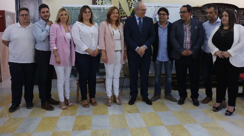Foto de familia del equipo de gobierno del Ayuntamiento de Njar y el presidente del Parlamento andaluz, Juan Pablo Durn 