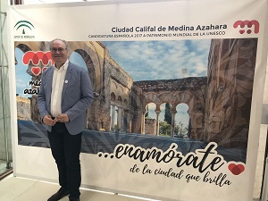 El presidente del Parlamento, Juan Pablo Durn, ante el cartel de la candidatura