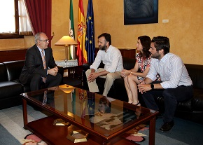  El presidente del Parlamento, Juan Pablo Durn, conversa en el Saln de Protocolo con la  delegacin de la direccin de la Asociacin de Jvenes Empresarios (AJE) Crdoba