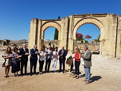 El presidente del Parlamento, la presidenta de la Junta de Andaluca y el resto de autoridades aplauden tras descubrir la placa conmemorativa del reconocimiento de la UNESCO a Medina Azahara
