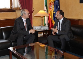 El presidente del Parlamento, Juan Pablo Durn, conversa con el Delegado del Gobierno en Andaluca, Alfonso Rodrguez Gmez de Celis, en el Saln de Protocolo de la Cmara