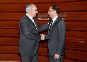 El presidente del Parlamento saluda al Delegado del Gobierno en Andaluca