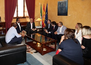  El presidente del Parlamento, Juan Pablo Durn, conversa con la delegacin de la Junta Directiva de la Asociacin Profesional del Trabajo Profesional del Trabajo Autnomo UATAE Andaluca