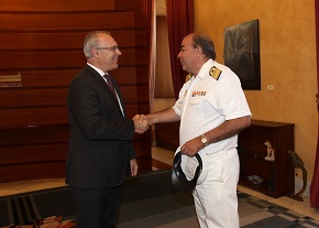  El presidente del Parlamento, Juan Pablo Durn, saluda al Comandante Naval de Sevilla, el capitn de Navo Javier Albert Prez 