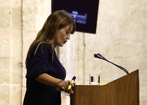 Vernica Prez, secretaria primera de la Mesa del Parlamento, da lectura al informe de la Diputacin Permanente