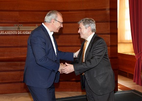  El presidente del Parlamento, Juan Pablo Durn, saluda a Enrique Barn, presidente de la Unin de Europeistas y Federalistas (UEF) de Espaa