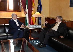  Juan Pablo Durn y Enrique Barn conversan en el Saln de Protocolo