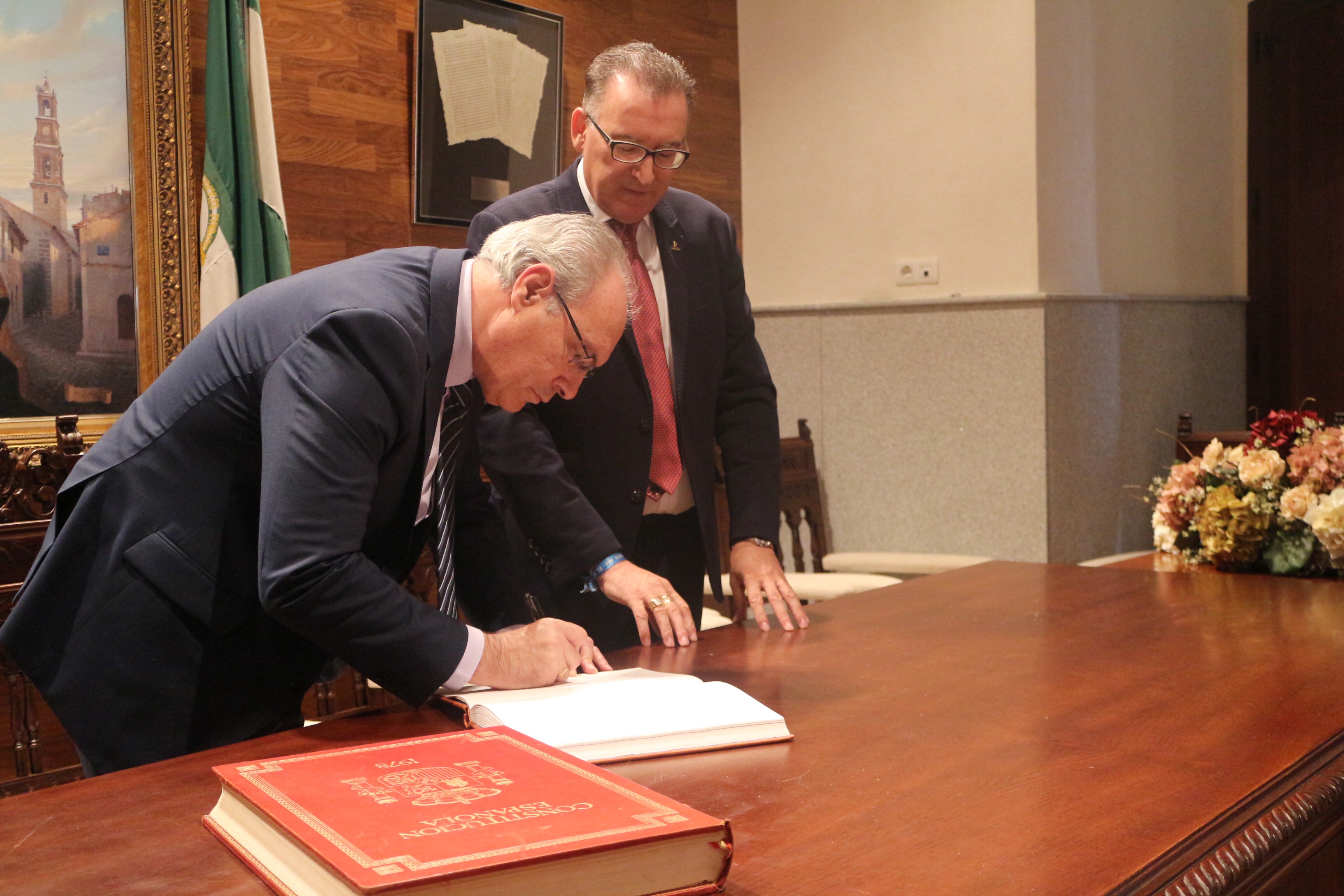  El presidente del Parlamento firma en el Libro de Honor de El Viso (Crdoba) en presencia del alcalde del municipio