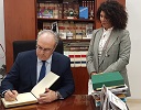  El presidente del Parlamento firma en el libro de honor del Ayuntamiento de Benamej en presencia de la alcaldesa de la localidad, Carmen Lara