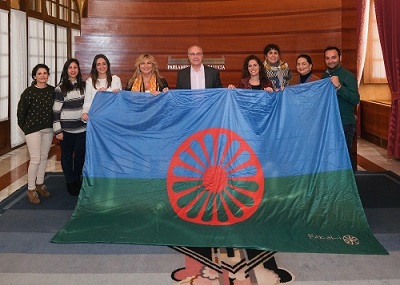   El presidente del Parlamento recibe la bandera gitana de la Federacin de Asociaciones de Mujeres Gitanas Fakali-Amuradi