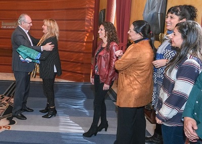  Juan Pablo Durn saluda a los representantes de la Federacin de Asociaciones de Mujeres Gitanas Fakali-Amuradi